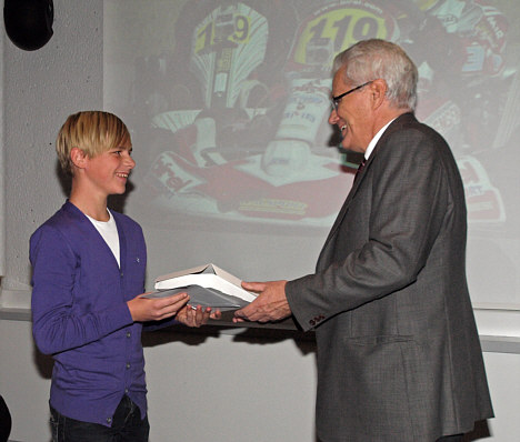 Christian Sørensen fik overrakt Talentprisen i karting 2010 af DASU’s præsident: Carl Chr. Hansen.